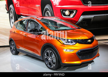 Manhattan, New York, USA. Mar 23, 2016. Un boulon Chevrolet EV présentée au New York International Auto Show 2016, au Jacob Javits Center. C'était le premier jour de l'aperçu de la presse NYIAS, et le salon sera ouvert au public pendant 10 jours, le 25 mars à avril 3e. Crédit : Miro Vrlik Photography/Alamy Live News Banque D'Images