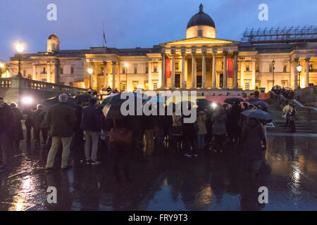 Trafalgar Square, Londres, 24 mars 2016. Les gens se rassemblent dans le quartier londonien de Trafalgar Square à allumer des bougies et déposer des fleurs à la mémoire de ceux qui ont perdu la vie dans les attentats terroristes de Bruxelles le 22 mars au cours de laquelle 31 personnes ont été tuées et des dizaines de blessés. Crédit : Paul Davey/Alamy Live News Banque D'Images