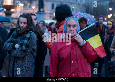 Londres, Royaume-Uni. 24 mars 2016. Les visiteurs à Trafalgar Square à une veillée pour jeter des fleurs et des bougies pour rendre hommage à ceux qui ont souffert ou ont perdu la vie dans les attentats perpétrés récemment à Bruxelles. Crédit : Stephen Chung / Alamy Live News Banque D'Images