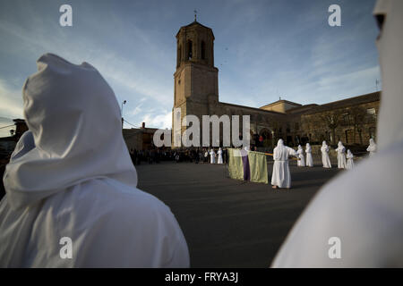 Villarrin De Campos, Zamora, Espagne. 24Th Mar, 2016. Pénitents portant des vêtements blancs célèbre "La Carrera' procession dans l'après-midi du Jeudi Saint, dans Villain de Campos, Zamora, Espagne, l'une des plus intéressantes manifestations religieuses de la province, pendant la Semaine Sainte et Pâques. Credit : Manuel Balles/ZUMA/Alamy Fil Live News Banque D'Images