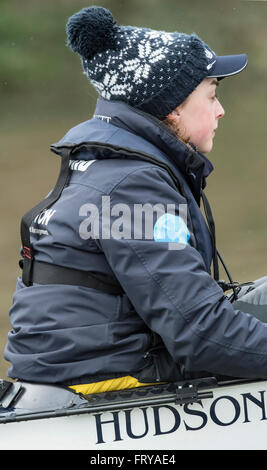 Londres, Royaume-Uni. 24 mars, 2016. La Boat Race. Le Cancer Research UK des courses de bateaux en 2016. Tideway Semaine. (Pratique en plein air au cours de la semaine précédant les courses qui ont lieu le dimanche de Pâques 27 mars 2016.) Oxford University Women's Boat Club (OUWBC) Bleu d'équipage de bateau sur une pratique sortie. Sur la photo :-) Morgan Baynham-Williams Cox ; Oxford University Women's Boat Club (OUWBC) Bleu Bateau équipage :- Bow) Emma Lukasiewicz ; 2) Emma Epicéa ; 3) Joanne Jansen ; 4) Ruth Siddorn ; 5) Elo Luik ; 6) Anatasia Chitty ; 7) Maddy Badcott ; Course) Lauren Kédar ; Cox) Morgan Baynham-Williams ; entraîneur en chef) Christine Wilson. Banque D'Images