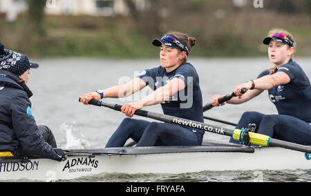 Londres, Royaume-Uni. 24 mars, 2016. La Boat Race. Le Cancer Research UK des courses de bateaux en 2016. Tideway Semaine. (Pratique en plein air au cours de la semaine précédant les courses qui ont lieu le dimanche de Pâques 27 mars 2016.) Oxford University Women's Boat Club (OUWBC) Bleu d'équipage de bateau sur une pratique sortie. R LA PHOTO POUR L :-) Maddy Badcott ; Course) Lauren Kédar ; Cox) Morgan Baynham-Williams Oxford University Women's Boat Club (OUWBC) Bleu Bateau équipage :- Bow) Emma Lukasiewicz ; 2) Emma Epicéa ; 3) Joanne Jansen ; 4) Ruth Siddorn ; 5) Elo Luik ; 6) Anatasia Chitty ; 7) Maddy Badcott ; Course) Lauren Kédar ; Cox) Morgan Baynha Banque D'Images