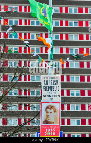 Belfast, Irlande du Nord. 24 Mar 2015 - Irish drapeaux, banderoles et affiches apparaissent dans l'Ouest de Belfast avant le 100e anniversaire de l'Insurrection de Pâques en Irlande. Inclus sont les drapeaux de controverse, la compagnie d'IRA provisoire, ou le fameux 'Dog Squad'. Crédit : Stephen Barnes/Alamy Live News Banque D'Images