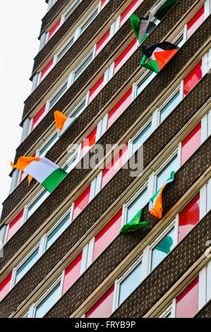 Belfast, Irlande du Nord. 24 Mar 2015 - Divers drapeaux tricolores (y compris l'Irlandais, des drapeaux palestiniens et IRA d'entreprise), drapeaux, banderoles et affiches apparaissent dans l'Ouest de Belfast avant le 100e anniversaire de l'Insurrection de Pâques en Irlande. Crédit : Stephen Barnes/Alamy Live News Banque D'Images