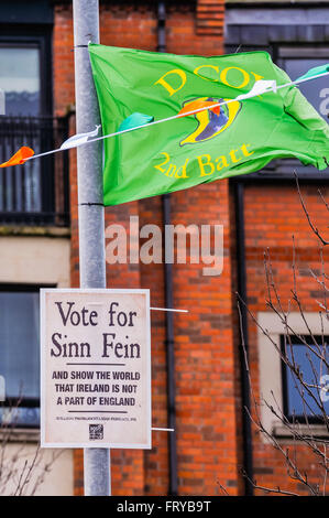 Belfast, Irlande du Nord. 24 Mar 2015 - Irish drapeaux, banderoles et affiches apparaissent dans l'Ouest de Belfast avant le 100e anniversaire de l'Insurrection de Pâques en Irlande. Inclus sont les drapeaux de controverse, la compagnie d'IRA provisoire, ou le fameux 'Dog Squad'. Crédit : Stephen Barnes/Alamy Live News Banque D'Images