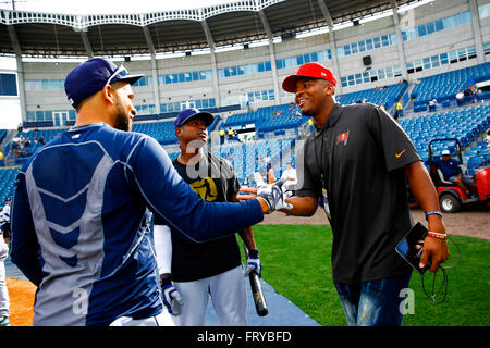 Tampa, Floride, USA. 24Th Mar, 2016. Vous VRAGOVIC | fois.Rays de Tampa Bay de premier but James Loney (21) serre la main de Tampa Bay Buccaneers quarterback Jameis Winston avant le match entre les Rays de Tampa Bay et les New York Yankees George M. Steinbrenner Field à Tampa, en Floride, le jeudi 24 mars, 2016. © Vous Vragovic/Tampa Bay Times/ZUMA/Alamy Fil Live News Banque D'Images