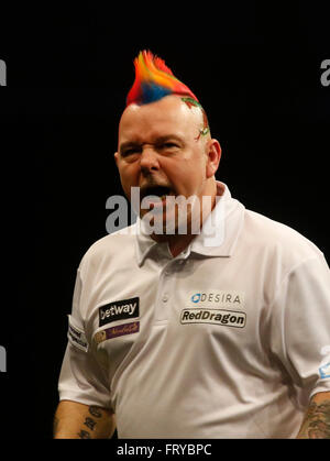 L'Echo Arena, Liverpool, Royaume-Uni. 24Th Mar, 2016. PDC Betway Football Ligue 1 fléchettes. Nuit 8. Peter 'Snakebite' Wright réagit pendant son match contre la 'puissance' Phil Taylor. Credit : Action Plus Sport/Alamy Live News Banque D'Images