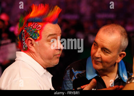 L'Echo Arena, Liverpool, Royaume-Uni. 24Th Mar, 2016. PDC Betway Football Ligue 1 fléchettes. Nuit 8. Peter Wright et Phil Taylor partager une blague après leur match ce soir. Credit : Action Plus Sport/Alamy Live News Banque D'Images