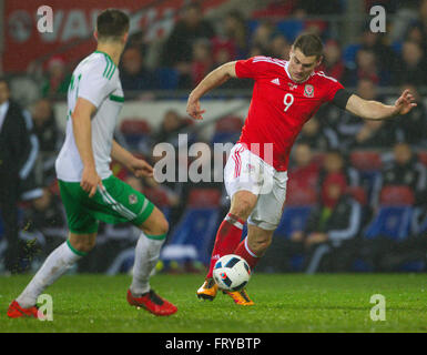 Cardiff City Stadium, Cardiff, Pays de Galles. 24Th Mar, 2016. International Vauxhall Friendly, Pays de Galles et Irlande du Nord. Pays de Galles Sam Vokes prend sur le Nord de l'Ireland Craig Cathcart : Action Crédit Plus Sport/Alamy Live News Banque D'Images