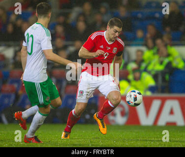 Cardiff City Stadium, Cardiff, Pays de Galles. 24Th Mar, 2016. International Vauxhall Friendly, Pays de Galles et Irlande du Nord. Pays de Galles Sam Vokes prend sur le Nord de l'Ireland Craig Cathcart : Action Crédit Plus Sport/Alamy Live News Banque D'Images