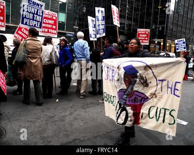 New York, USA. 25 mars, 2016. Environ 300 personnes ont pris part à un rassemblement de protestation et de l'extérieur, gouverneur Andrew Cuomos bureau au 633 Third Avenue, à New York City Crédit : Mark Apollo/Alamy Live News Banque D'Images