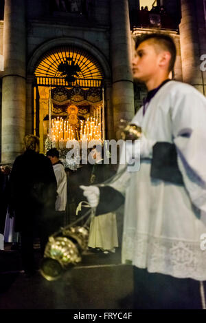 Madrid, Espagne. 23 mars, 2016. Une vue de la statue de Marie Macarena de quitter l'église pendant la procession de Jésus de grande puissance et la Bienheureuse Marie de l'espérance de Macarena Semaine Sainte a eu lieu de la Collégiale de San Isidro à Madrid en Espagne. Crédit : Laurent Baron JC/Alamy Live News. Banque D'Images