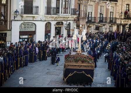 Zamora, Castille et Leon, Espagne. 24Th Mar, 2016. Pénitents de la "fraternité" de Vera Cruz portent un flotteur religieux à travers les rues de Zamora lors de leur procession du Jeudi Saint en Zamora Crédit : Matthias Rickenbach/ZUMA/Alamy Fil Live News Banque D'Images