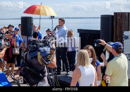 Brisbane, Australie. 25 mars, 2016. Maire de Brisbane, Graeme Quirk, ouvre la jetée de Shorncliffe reconstruit à Shorncliffe, Brisbane, la capitale du Queensland, Australie, le 25 mars 2016 Crédit : John Quixley/Alamy Live News Banque D'Images