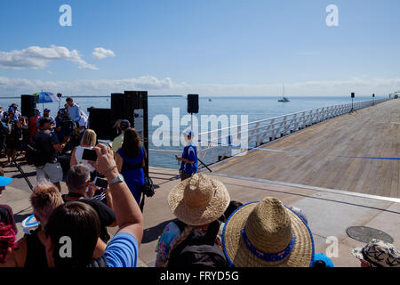 Brisbane, Australie. 25 mars, 2016. Maire de Brisbane, Graeme Quirk, ouvre la jetée de Shorncliffe reconstruit à Shorncliffe, Brisbane, la capitale du Queensland, Australie, le 25 mars 2016 Crédit : John Quixley/Alamy Live News Banque D'Images