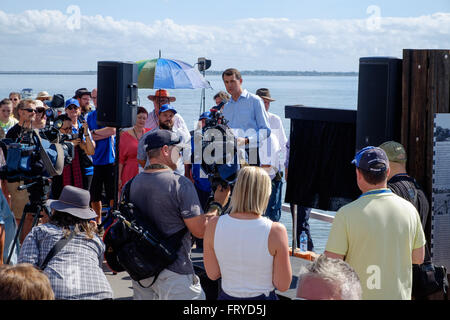 Brisbane, Australie. 25 mars, 2016. Maire de Brisbane, Graeme Quirk, ouvre la jetée de Shorncliffe reconstruit à Shorncliffe, Brisbane, la capitale du Queensland, Australie, le 25 mars 2016 Crédit : John Quixley/Alamy Live News Banque D'Images