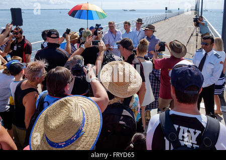 Brisbane, Australie. 25 mars, 2016. Maire de Brisbane, Graeme Quirk, ouvre la jetée de Shorncliffe reconstruit à Shorncliffe, Brisbane, la capitale du Queensland, Australie, le 25 mars 2016 Crédit : John Quixley/Alamy Live News Banque D'Images