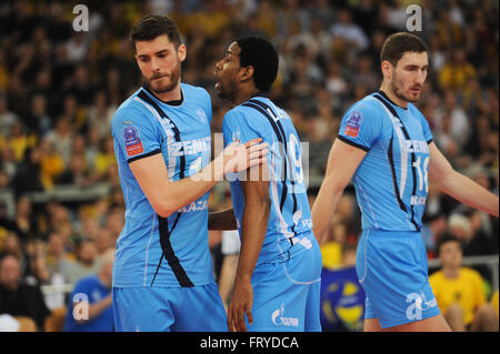 ?Ód ?, la Pologne. 24Th Mar, 2016. Matthew Anderson (L)Wilfredo Leon (C) et Maxim Mikhailov (R) de Zenit Kazan en photo pendant le match contre PGE Skra Belchatow en 2016 CEV Champions League. © Marcin Rozpedowski/Pacific Press/Alamy Live News Banque D'Images