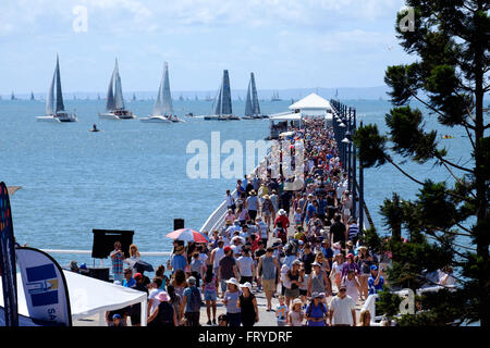 Brisbane, Australie. 25 mars, 2016. La réouverture officielle de la jetée de Shorncliffe reconstruit. Tenu conjointement avec le début de la Bluewater 2016 Festival & début de la Brisbane à Karratha Yacht Race à Shorncliffe, Brisbane, la capitale du Queensland, Australie, le 25 mars 2016 Crédit : John Quixley/Alamy Live News Banque D'Images