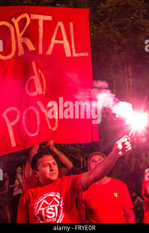 Sao Paulo, Brésil, 03/24/2016. Manifestation organisée par les mouvements sociaux dans la loi pour la défense de la démocratie et contre la destitution du Président Dilma Rousseff, qui a quitté le Largo da Batata dans Pinheiros de voisinage et a pris fin en face de la création d'un réseau de télévision Globo à Brooklyn, dans le sud de Sao Paulo, SP Crédit : Alf Ribeiro/Alamy Live News Banque D'Images