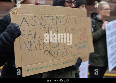 Toronto, Canada. 24 mars, 2016. Des centaines ont défilé au quartier général de la police jeudi soir, quelques heures après avoir Jian Ghomeshi a été déclaré non coupable d'agression sexuelle sur trois femmes. Au moins 300 personnes, y compris les hommes et les femmes, marché de l'Ancien hôtel de ville, siège de la Police de Toronto, se joignant à un groupe de Black vit affaire Toronto protestataires. Chants de "Nous croyons survivants !" et "Nos corps, nos vies, nous ne seront pas victimes !" rempli l'air. Credit : NISARGMEDIA/Alamy Live News Banque D'Images