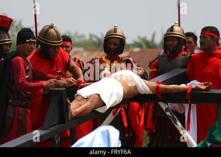 Pampanga, Philippines. Mar 25, 2016. Ruben Ernaje a été crucifié comme Jésus Christ qui était littéralement crucifié sur 30e fois sans anesthésie durant la "Senakulo" (reconstitution de la passion du Christ) à Cutud, San Fernando, Pampanga (province du nord de Manille). Credit : PACIFIC PRESS/Alamy Live News Banque D'Images