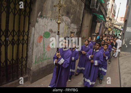 Kolkata. Mar 25, 2016. Les enfants chrétiens indiens prennent part à une procession le Vendredi Saint à Calcutta, capitale de l'Est de l'état indien du Bengale occidental, le 25 mars 2016. Les chrétiens du monde entier célèbrent la fête de Pâques. Photo : Xinhua Crédit/Tumpa Mondal/Xinhua/Alamy Live News Banque D'Images