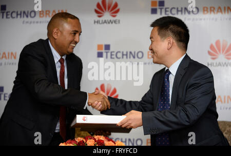 (160325) -- ADDIS ABEBA, 25 mars 2016 (Xinhua) -- Cooper Qu (R), vice-président directeur général (PDG) de l'Éthiopie Huawei, serre la main de Mekonnen Tesafye, Directeur Pays de La cerveau de l'Ethiopie, au cours de la cérémonie de signature de l'entente de partenariat à Addis-Abeba, Ethiopie, le 24 mars 2016. Huawei, le leader mondial de la Chine et de l'information de la communication (TIC), fournisseur de solutions et de l'Afrique, cerveau Techno logiciel personnalisé de premier fournisseur de l'application, sur l'accord de partenariat signé jeudi que Huawei a lancé officiellement autorisée Learning Partnership (HALP) en Éthiopie. (Ha Nhi Banque D'Images