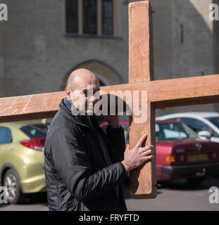 Brentwood, Essex, Royaume-Uni. 25 mars, 2016. Témoin de marche de Pâques à Brentwood, Essex. La croix pour la Cathédrale de Brentwood feuilles marche fo témoin Crédit : Ian Davidson/Alamy Live News Banque D'Images