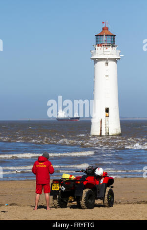 Les surveillants-sauveteurs en patrouille à New Brighton, Wallasey. 25 mars 2016. Météo britannique. Les équipes de sauveteurs RNLI patrol la plage sur la rive de la rivière Mersey. Décès côtières chiffres publiés en 2015 par la Royal National Lifeboat Institution (RNLI) afficher 163 personnes ont perdu la vie à la côte britannique l'année dernière - mais plus de la moitié (58  %) n'a même pas cherché à entrer dans l'eau. La RNLI est visant à réduire de moitié le nombre de décès par 2024 côtières. Banque D'Images