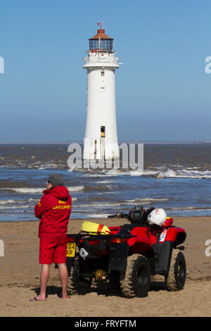 Les surveillants-sauveteurs en patrouille à New Brighton, Wallasey. 25 mars 2016. Météo britannique. Les équipes de sauveteurs RNLI patrol la plage sur la rive de la rivière Mersey. Décès côtières chiffres publiés en 2015 par la Royal National Lifeboat Institution (RNLI) afficher 163 personnes ont perdu la vie à la côte britannique l'année dernière - mais plus de la moitié (58  %) n'a même pas cherché à entrer dans l'eau. La RNLI est visant à réduire de moitié le nombre de décès par 2024 côtières. Banque D'Images