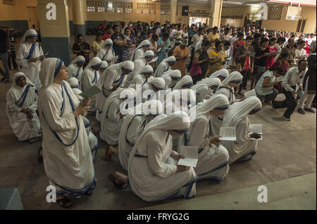 Kolkata. Mar 25, 2016. Les chrétiens indiens prier à l'église le Vendredi Saint à Calcutta, capitale de l'Est de l'état indien du Bengale occidental, le 25 mars 2016. Les chrétiens du monde entier célèbrent la fête de Pâques. Credit : Tumpa Mondal/Xinhua/Alamy Live News Banque D'Images