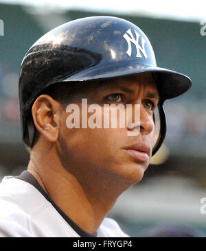 Le 28 mai 2008 - Baltimore, Maryland, États-Unis d'Amérique - Baltimore, MD - 28 mai 2008 -- New York Yankees de troisième but Alex Rodriguez (13) montres l'action à partir de l'étang, comme les Yankees bat dans la deuxième manche contre les Orioles de Baltimore à l'Oriole Park at Camden Yards de Baltimore, MD, le mercredi 28 mai 2008..Credit : Ron Sachs / CNP. (Crédit Image : © Ron Sachs/CNP via Zuma sur le fil) Banque D'Images