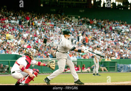 Washington, District de Columbia, Etats-Unis. 16 Juin, 2006. Washington, DC - 16 juin 2006 -- New York Yankee baseball Alex Rodriguez (13) pivote à un hauteur en action de jeu contre les Nationals de Washington au RFK Stadium le 16 juin 2006.Credit : Ron Sachs/CNP © Ron Sachs/CNP/ZUMA/Alamy Fil Live News Banque D'Images