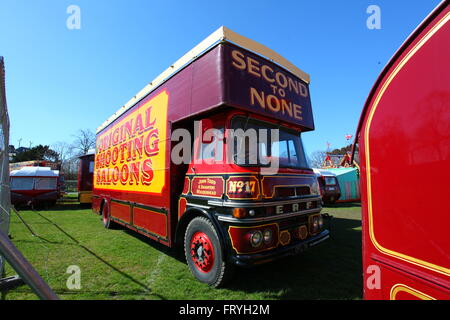 Southend on Sea, Royaume-Uni. 25 mars 2016. Une berline de tir ERF de style vintage aux couleurs vives garée sur l'herbe, arborant des enseignes rouges et jaunes audacieuses avec des phrases telles que « BERLINES DE TIR ORIGINALES » et « SANS PAREIL ». Capturée dans un parc d'expositions ou un carnaval britannique traditionnel, cette attraction mobile évoque la culture du divertissement classique. Carter's Steam Fair est à Southend pour les vacances de Pâques. La célèbre foire amusante vintage avec une gamme de manèges magnifiquement restaurés. Crédit : Penelope Barritt/Alamy Live News Banque D'Images