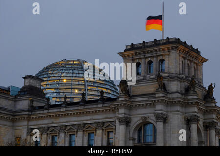 Le drapeau allemand vagues en berne sur le bâtiment du Reichstag à Berlin, Allemagne, 23 mars 2016. Le 22 mars 2016 il y avait des multiples attentats avec de nombreux morts et blessés à l'aéroport et à deux stations de métro dans la capitale belge Bruxelles. Photo : STEFAN JAITNER/DPA - AUCUN FIL SERVICE - Banque D'Images
