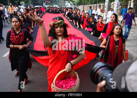 Le Bangladesh. 25 mars, 2016. Prachyanat School d'agir et de conception sortiront une procession Lal Jatra, d'observer la nuit noire de 25 mars 1971. La marche sera au départ de l'Chhobir Haat à Swadhinata Stambha (verre tour de Monument de l'indépendance) pour se souvenir de leur voyage vers le rouge à Dhaka, 25 mars 2016.Sur cette nuit noire dans l'Office national de l'histoire, les dirigeants militaires pakistanais a lancé l'opération ''projecteur'' la mort de milliers de personnes dans cette nuit de répression seulement. Dans le cadre de l'opération, les réservoirs en place de Dhaka cantonment et une ville endormie se réveilla à la cliquette de coups comme Banque D'Images