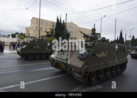 Athènes, Grèce. Mar 25, 2016. Défilé des chars devant le parlement grec. Le jour de l'Indépendance grecque, une fête nationale marquant la révolte contre l'Empire ottoman en 1821, a été célébré avec le défilé militaire annuel. Credit : Nikolas Georgiou/ZUMA/Alamy Fil Live News Banque D'Images