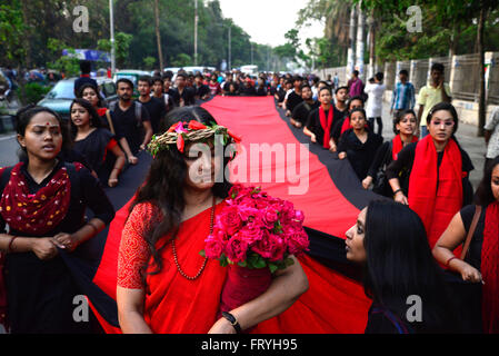 Le Bangladesh. 25 mars, 2016. Prachyanat School d'agir et de conception sortiront une procession Lal Jatra, d'observer la nuit noire de 25 mars 1971. La marche sera au départ de l'Chhobir Haat à Swadhinata Stambha (verre tour de Monument de l'indépendance) pour se souvenir de leur voyage vers le rouge à Dhaka, 25 mars 2016.Sur cette nuit noire dans l'Office national de l'histoire, les dirigeants militaires pakistanais a lancé l'opération ''projecteur'' la mort de milliers de personnes dans cette nuit de répression seulement. Dans le cadre de l'opération, les réservoirs en place de Dhaka cantonment et une ville endormie se réveilla à la cliquette de coups comme Banque D'Images