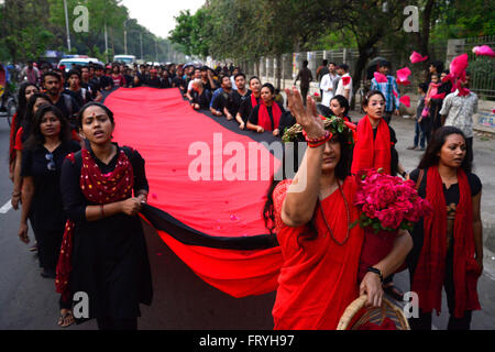 Le Bangladesh. 25 mars, 2016. Prachyanat School d'agir et de conception sortiront une procession Lal Jatra, d'observer la nuit noire de 25 mars 1971. La marche sera au départ de l'Chhobir Haat à Swadhinata Stambha (verre tour de Monument de l'indépendance) pour se souvenir de leur voyage vers le rouge à Dhaka, 25 mars 2016.Sur cette nuit noire dans l'Office national de l'histoire, les dirigeants militaires pakistanais a lancé l'opération ''projecteur'' la mort de milliers de personnes dans cette nuit de répression seulement. Dans le cadre de l'opération, les réservoirs en place de Dhaka cantonment et une ville endormie se réveilla à la cliquette de coups comme Banque D'Images