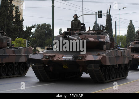 Athènes, Grèce. Mar 25, 2016. Défilé de chars et véhicules militaires devant le parlement grec. Le jour de l'Indépendance grecque, une fête nationale marquant la révolte contre l'Empire ottoman en 1821, a été célébré avec le défilé militaire annuel. Credit : Nikolas Georgiou/ZUMA/Alamy Fil Live News Banque D'Images
