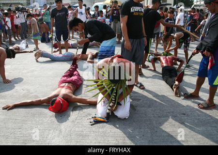 Aux Philippines. Mar 25, 2016. Les dévots se trouvent en face de la cathédrale San Fernando à Pampanga avant qu'ils la tête à Cutud. L'utilisation de bâtons de Flagellants fouetter eux-mêmes qu'ils sacrifient leur corps pour leurs vœux. Crédit : J Gerard Seguia/ZUMA/Alamy Fil Live News Banque D'Images