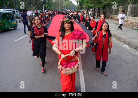 Le Bangladesh. 25 mars, 2016. Prachyanat School d'agir et de conception sortiront une procession Lal Jatra, d'observer la nuit noire de 25 mars 1971. La marche sera au départ de l'Chhobir Haat à Swadhinata Stambha (verre tour de Monument de l'indépendance) pour se souvenir de leur voyage vers le rouge à Dhaka, 25 mars 2016.Sur cette nuit noire dans l'Office national de l'histoire, les dirigeants militaires pakistanais a lancé l'opération ''projecteur'' la mort de milliers de personnes dans cette nuit de répression seulement. Dans le cadre de l'opération, les réservoirs en place de Dhaka cantonment et une ville endormie se réveilla à la cliquette de coups comme Banque D'Images