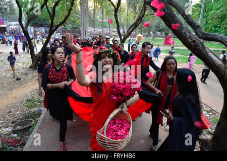 Le Bangladesh. 25 mars, 2016. Prachyanat School d'agir et de conception sortiront une procession Lal Jatra, d'observer la nuit noire de 25 mars 1971. La marche sera au départ de l'Chhobir Haat à Swadhinata Stambha (verre tour de Monument de l'indépendance) pour se souvenir de leur voyage vers le rouge à Dhaka, 25 mars 2016.Sur cette nuit noire dans l'Office national de l'histoire, les dirigeants militaires pakistanais a lancé l'opération ''projecteur'' la mort de milliers de personnes dans cette nuit de répression seulement. Dans le cadre de l'opération, les réservoirs en place de Dhaka cantonment et une ville endormie se réveilla à la cliquette de coups comme Banque D'Images