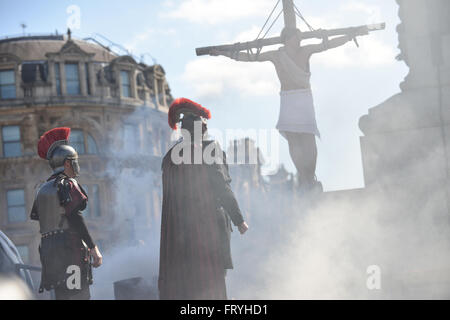 Trafalgar Square, Londres, Royaume-Uni. 25 mars 2016. La Passion de Jésus est exécuté à Trafalgar Square pour le Vendredi saint. © Matthieu Banque D'Images