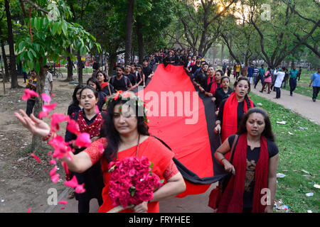 Le Bangladesh. 25 mars, 2016. Prachyanat School d'agir et de conception sortiront une procession Lal Jatra, d'observer la nuit noire de 25 mars 1971. La marche sera au départ de l'Chhobir Haat à Swadhinata Stambha (verre tour de Monument de l'indépendance) pour se souvenir de leur voyage vers le rouge à Dhaka, 25 mars 2016.Sur cette nuit noire dans l'Office national de l'histoire, les dirigeants militaires pakistanais a lancé l'opération ''projecteur'' la mort de milliers de personnes dans cette nuit de répression seulement. Dans le cadre de l'opération, les réservoirs en place de Dhaka cantonment et une ville endormie se réveilla à la cliquette de coups comme Banque D'Images