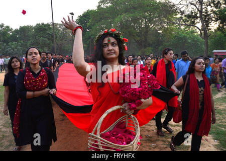 Le Bangladesh. 25 mars, 2016. Prachyanat School d'agir et de conception sortiront une procession Lal Jatra, d'observer la nuit noire de 25 mars 1971. La marche sera au départ de l'Chhobir Haat à Swadhinata Stambha (verre tour de Monument de l'indépendance) pour se souvenir de leur voyage vers le rouge à Dhaka, 25 mars 2016.Sur cette nuit noire dans l'Office national de l'histoire, les dirigeants militaires pakistanais a lancé l'opération ''projecteur'' la mort de milliers de personnes dans cette nuit de répression seulement. Dans le cadre de l'opération, les réservoirs en place de Dhaka cantonment et une ville endormie se réveilla à la cliquette de coups comme Banque D'Images