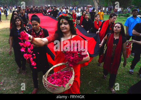 Le Bangladesh. 25 mars, 2016. Prachyanat School d'agir et de conception sortiront une procession Lal Jatra, d'observer la nuit noire de 25 mars 1971. La marche sera au départ de l'Chhobir Haat à Swadhinata Stambha (verre tour de Monument de l'indépendance) pour se souvenir de leur voyage vers le rouge à Dhaka, 25 mars 2016.Sur cette nuit noire dans l'Office national de l'histoire, les dirigeants militaires pakistanais a lancé l'opération ''projecteur'' la mort de milliers de personnes dans cette nuit de répression seulement. Dans le cadre de l'opération, les réservoirs en place de Dhaka cantonment et une ville endormie se réveilla à la cliquette de coups comme Banque D'Images