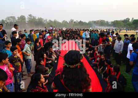 Le Bangladesh. 25 mars, 2016. Prachyanat School d'agir et de conception sortiront une procession Lal Jatra, d'observer la nuit noire de 25 mars 1971. La marche sera au départ de l'Chhobir Haat à Swadhinata Stambha (verre tour de Monument de l'indépendance) pour se souvenir de leur voyage vers le rouge à Dhaka, 25 mars 2016.Sur cette nuit noire dans l'Office national de l'histoire, les dirigeants militaires pakistanais a lancé l'opération ''projecteur'' la mort de milliers de personnes dans cette nuit de répression seulement. Dans le cadre de l'opération, les réservoirs en place de Dhaka cantonment et une ville endormie se réveilla à la cliquette de coups comme Banque D'Images