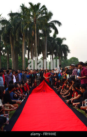 Le Bangladesh. 25 mars, 2016. Prachyanat School d'agir et de conception sortiront une procession Lal Jatra, d'observer la nuit noire de 25 mars 1971. La marche sera au départ de l'Chhobir Haat à Swadhinata Stambha (verre tour de Monument de l'indépendance) pour se souvenir de leur voyage vers le rouge à Dhaka, 25 mars 2016.Sur cette nuit noire dans l'Office national de l'histoire, les dirigeants militaires pakistanais a lancé l'opération ''projecteur'' la mort de milliers de personnes dans cette nuit de répression seulement. Dans le cadre de l'opération, les réservoirs en place de Dhaka cantonment et une ville endormie se réveilla à la cliquette de coups comme Banque D'Images